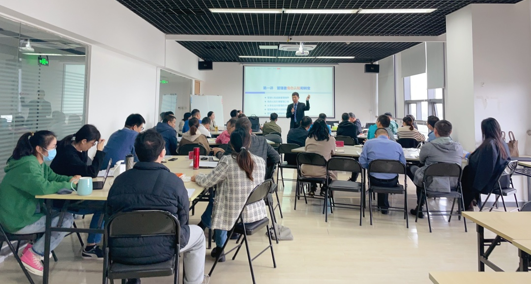 聚势谋远，，，，，惟实励新 | 恒峰g222023年中高层治理职员培训会圆满竣事